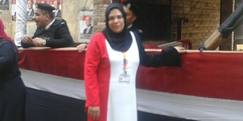 إحدى الناخبات ترتدى علم مصر: «بنحبك يا سيسى والملايين فى الشوارع يؤيدونك»