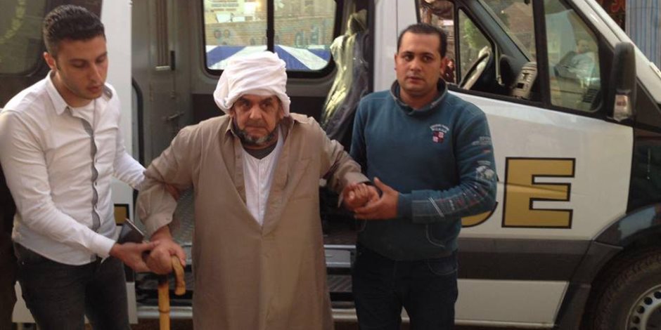 مدير أمن كفر الشيخ يستجيب لطلب مسن وينقله بالإسعاف للتصويت بالانتخابات