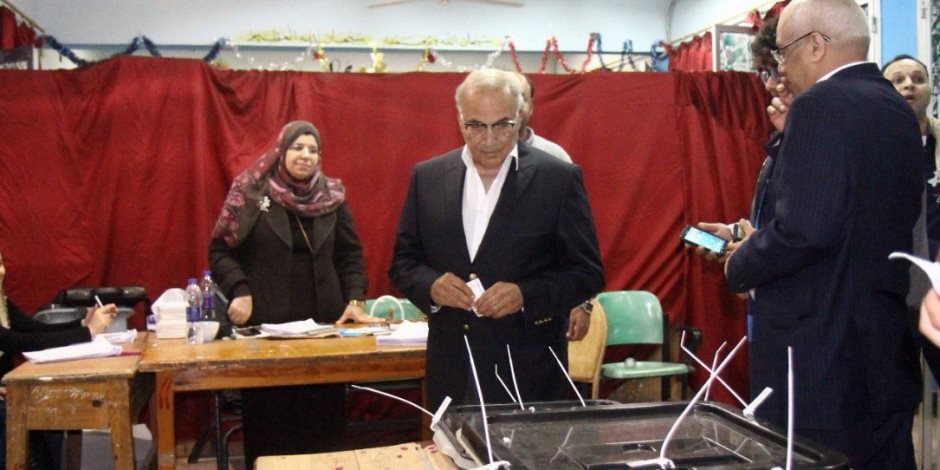 أحمد شفيق بعد الإدلاء بصوته في الانتخابات: المشاركة واجب وطني (فيديو وصور)