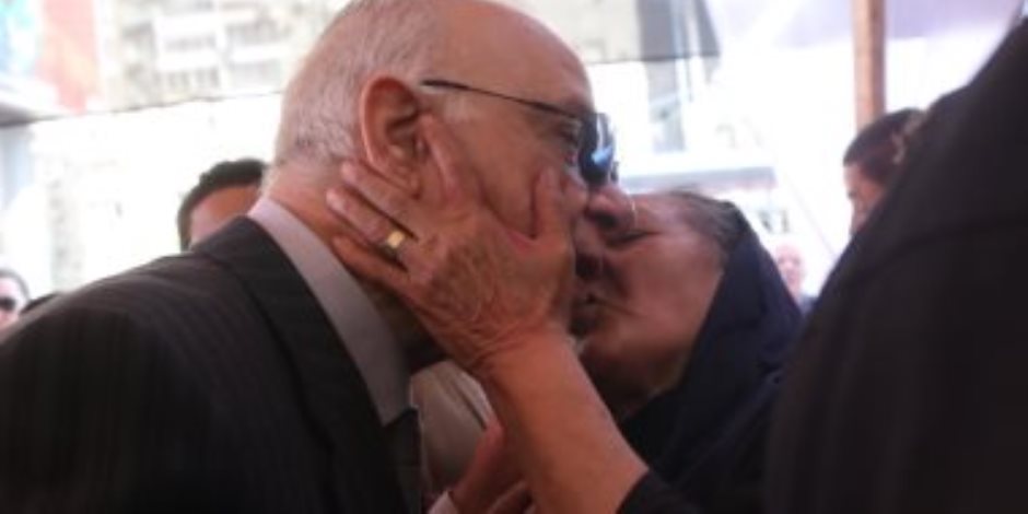 «قبلة على خد» محافظ القاهرة في ثاني أيام الانتخابات الرئاسية