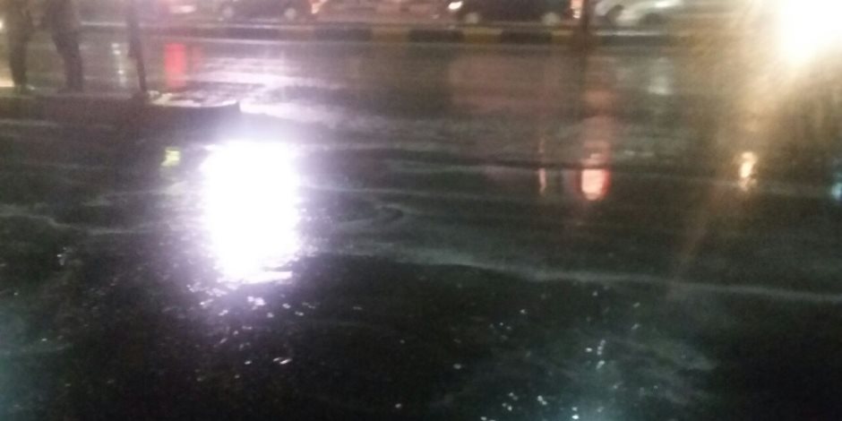 المرور: تباطؤ حركة السيارات بسبب تجمعات مياه الأمطار  بالقاهرة والجيزة