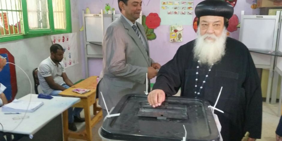 مطران أسوان يدلى بصوته فى اليوم الثانى من الانتخابات الرئاسية