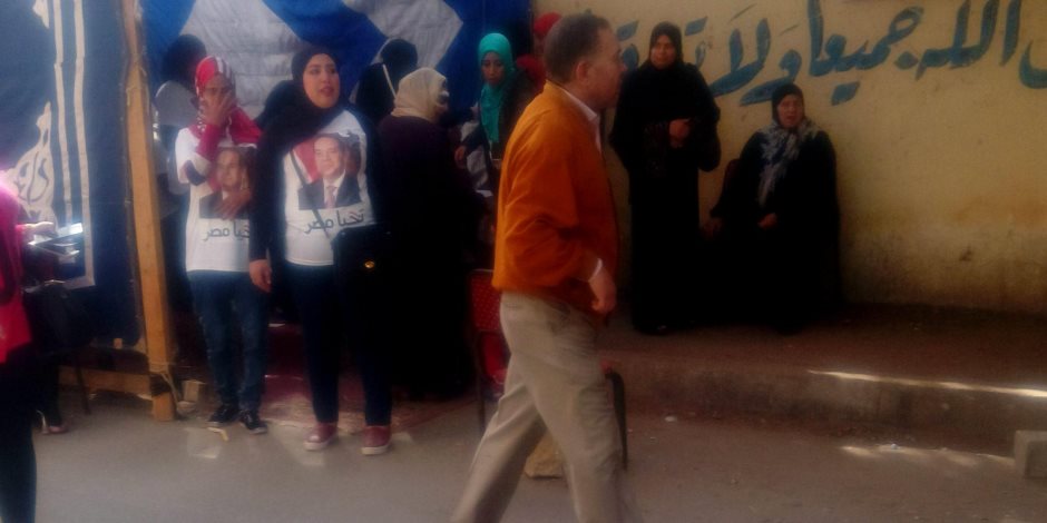 «بصورة مطبوعة على الملابس».. أهالي شبرا يؤيدون الرئيس السيسي
