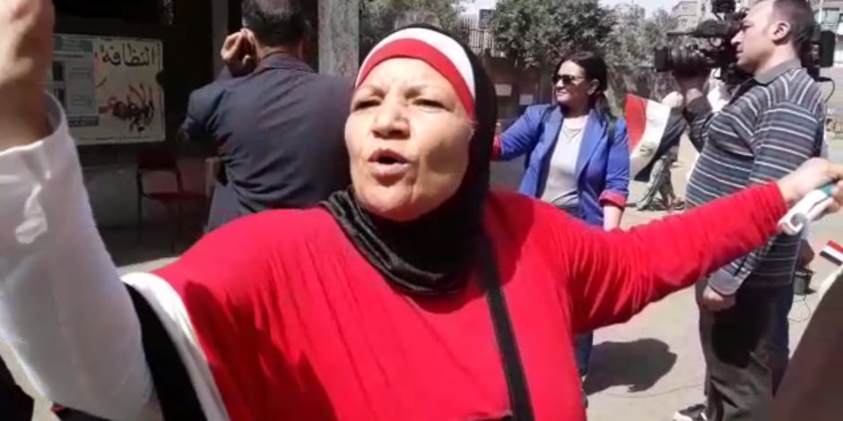 مسيرة نسائية تتجه للتصويت بانتخابات الرئاسة بشارع الهرم (فيديو)