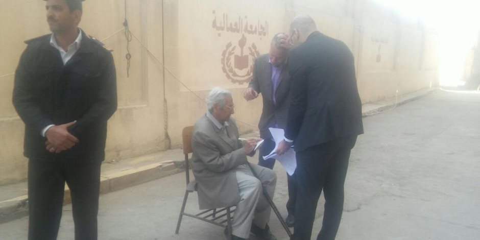 قاضى «الجامعة العمالية» يخرج باستمارة التصويت لـ«مسن» خارج اللجنة