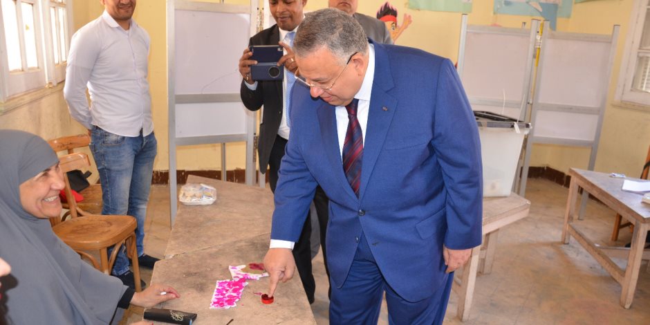 وكيل مجلس النواب يدلى بصوته في الانتخابات الرئاسية (صورة)