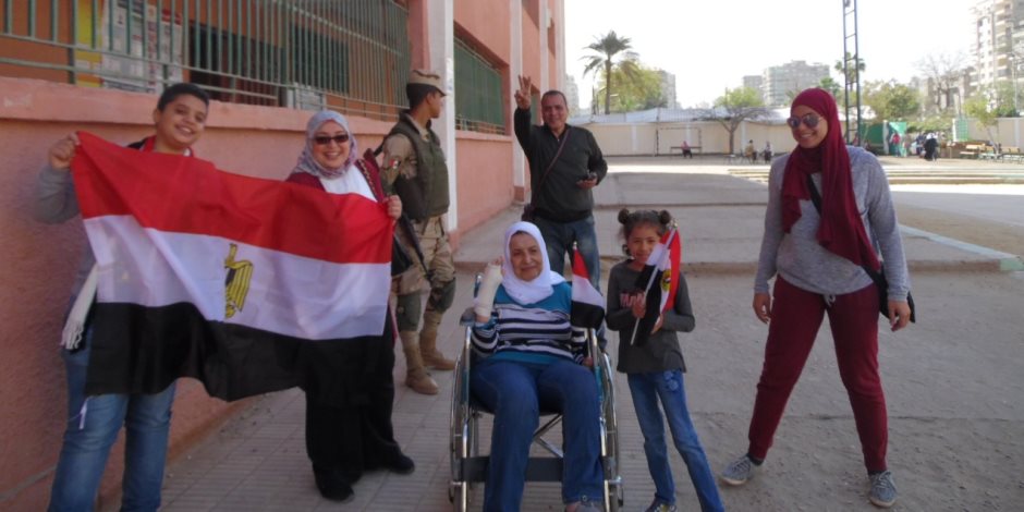 «سيدات رابعة» يحتشدون أمام اللجان للدفاع عن هوية الوطن (فيديو) 