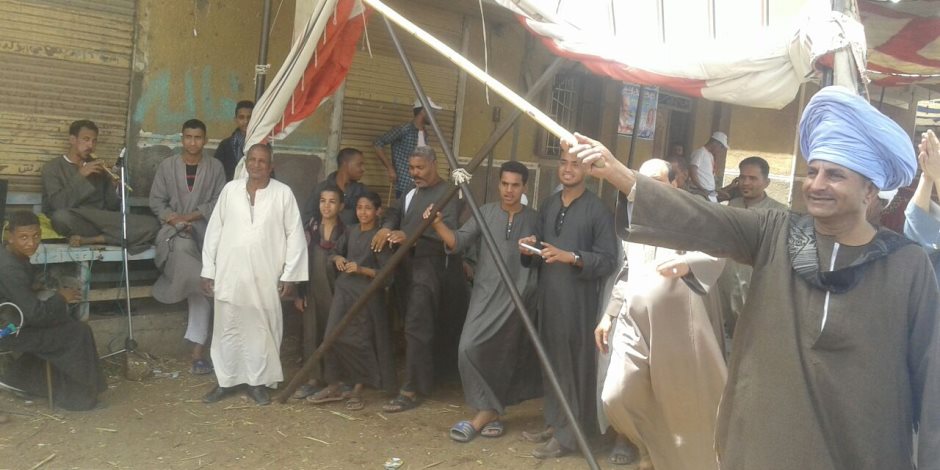 على أنغام مزمار الربابة أهالي كيمان يرقصون عقب التصويت للانتخابات (فيديو وصور)