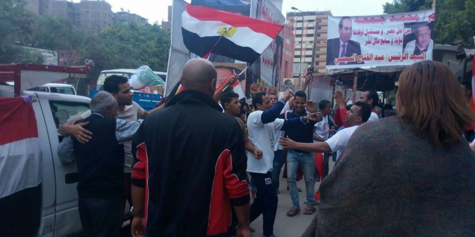 مسيرة شبابية بالأعلام على أنغام «قالوا إيه» تجوب شوارع عين شمس (صور) 