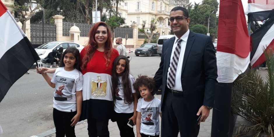 في اليوم الأخير للانتخابات الرئاسية.. أم وأطفالها بعلم مصر  أمام لجان مصر الجديدة