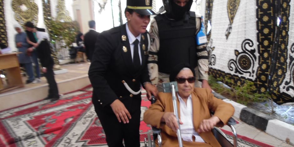 كبيرة السن والمقام..  عظيمات مصر تحدين السن والمرض والإعاقة (فيديو وصور) 
