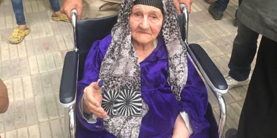 مسنة تبلغ من العمر 100 عام تدلي بصوتها في الأميرية (صور)
