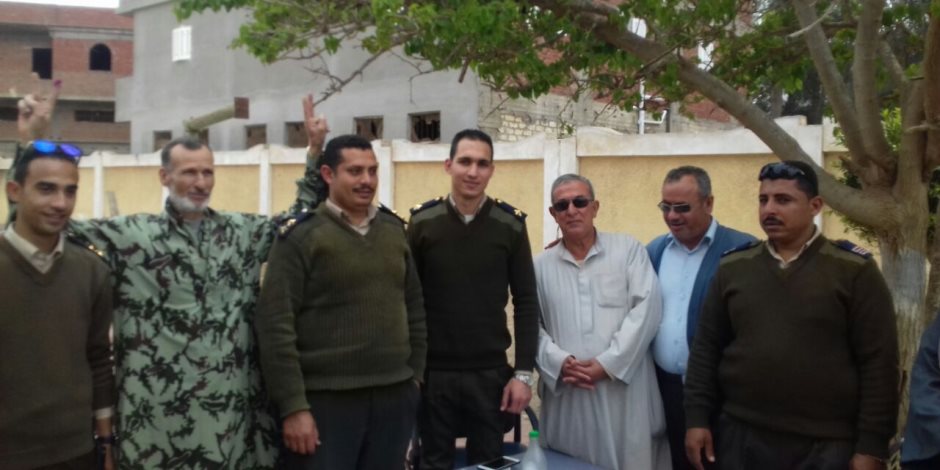 الجيش والعشب أيد واحدة.. مواطن يرتدي جلبابا عسكريا بعد الإدلاء بصوته (صور)
