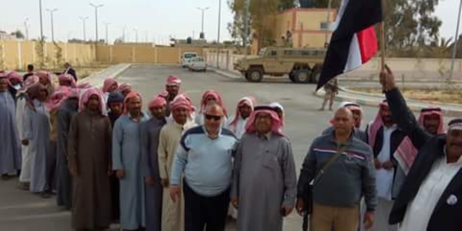  رجال وسط سيناء يسطرون حب الوطن بلجان الاقتراع (صور)