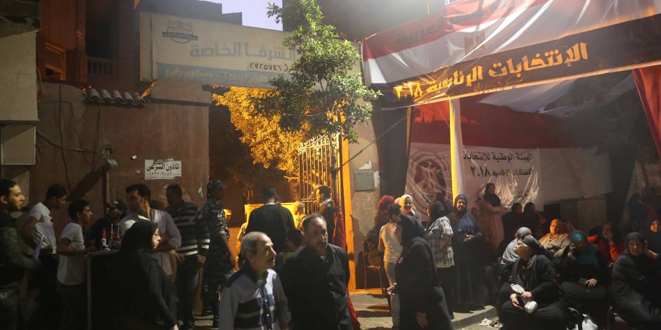 رئيس حى مصر الجديدة يذهب إلى شبرا الخيمة لنقل مواطن مصاب للجنته الانتخابية