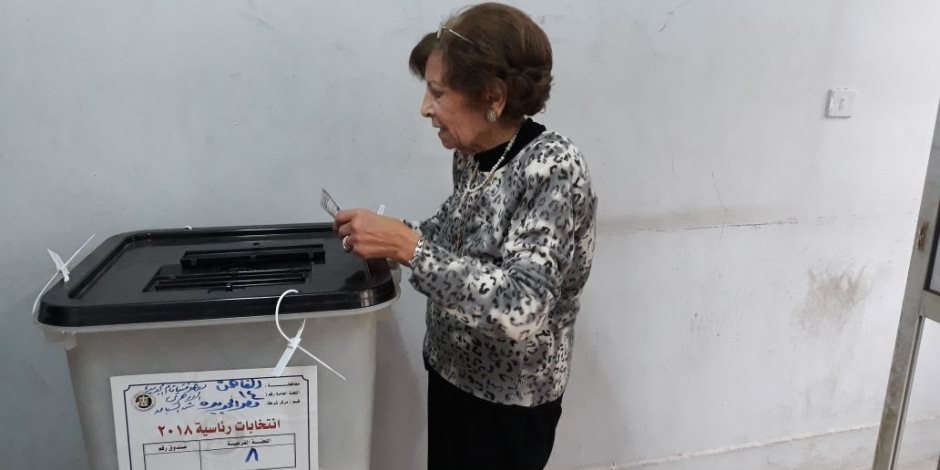 مسنة مريضة بجلطة تصر على النزول بالإسعاف والتصويت في الانتخابات بالقليوبية