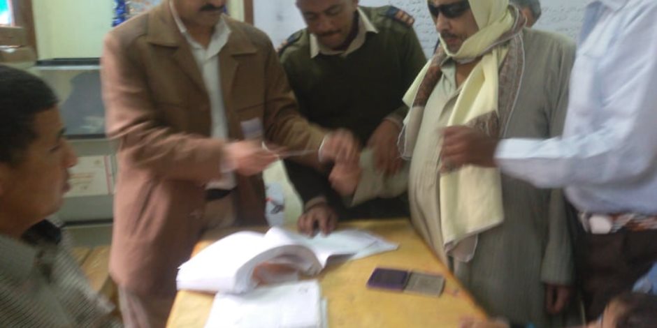 كفيف يطلب مساعدة رئيس اللجنة أثناء التصويت: «علملى على النجمة» (صور) كفيف يطلب مساعدة رئيس اللجنة أثناء التصويت: «علملى على النجمة» (صور)