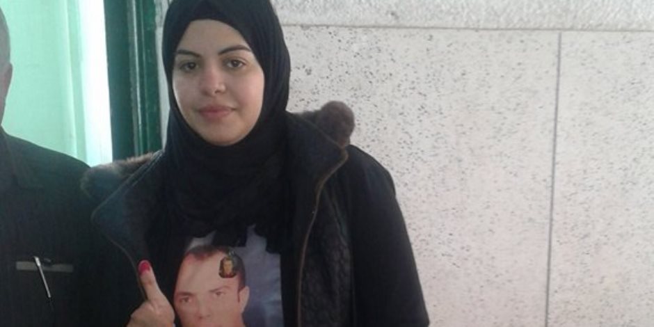 زوجة شهيد أثناء الإدلاء بصوتها في الانتخابات: مصر باقية بالمخلصين 