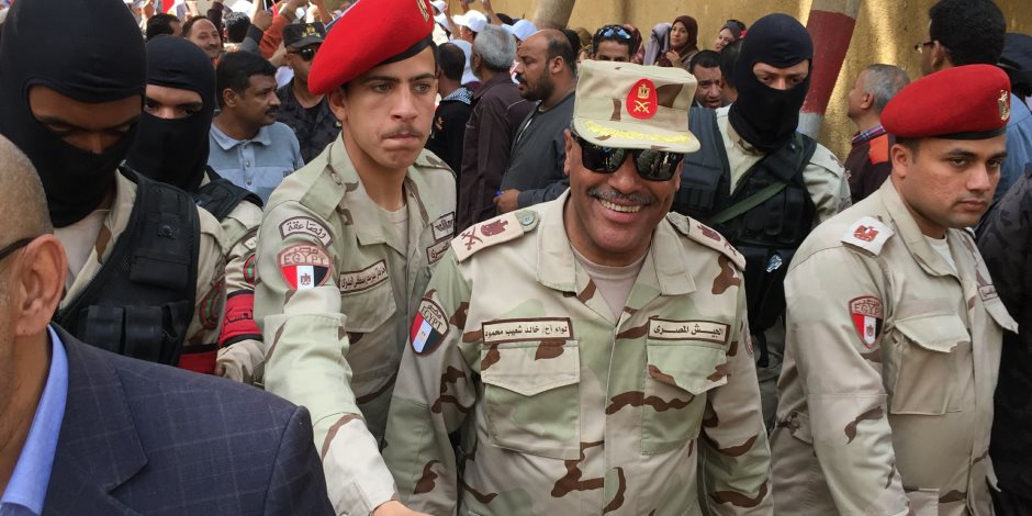 اللواء خالد شعيب  مساعد وزير الدفاع يتفقد اللجان الرئاسية في سوهاج.. والأهالي: «تسلم الأيادي» (صور)