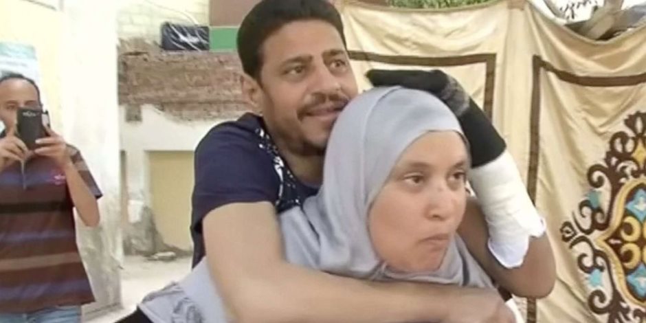 وسائل الإعلام العالمية تبرز حمل سيدة مصرية لزوجها المريض ليصوت في الانتخابات (صور)