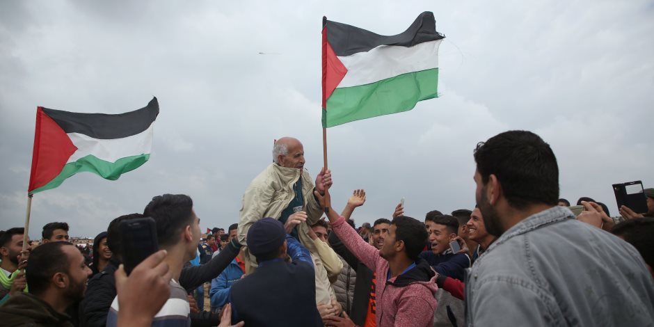 الفلسطينيون يواصلون مسيرات "يوم الأرض" لليوم الرابع على التوالي.. والاحتلال يواجه الانتفاضة بالرصاص والقنابل