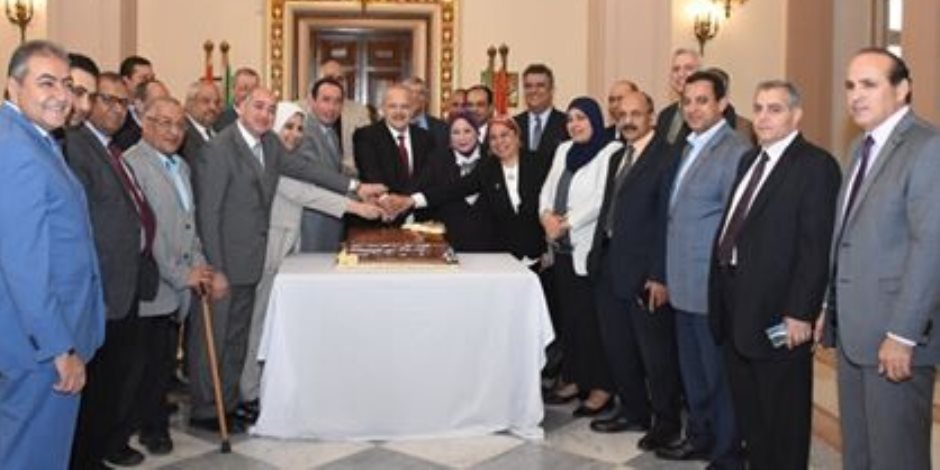 جامعة القاهرة تحتفل بعيد ميلاد رئيسها الـ 54 (صور)