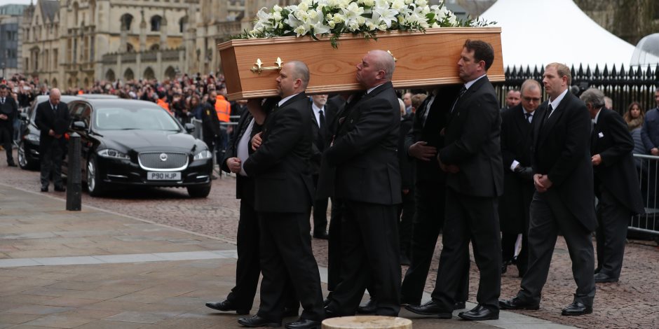 «ورحل عبقري الفيزياء».. تشييع جنازة العالم ستيفن هوكينج في «كامبريدج»
