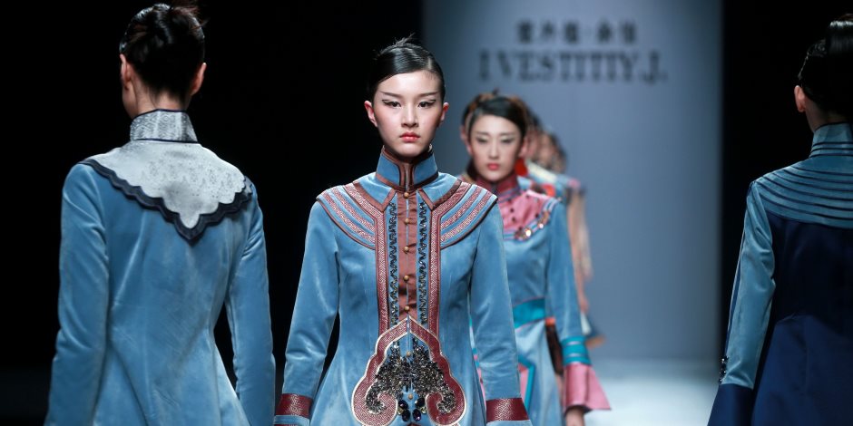 «بالألوان الناعمة».. المصمم  " يو جينا "  يتألق  في أسبوع الموضة الصيني