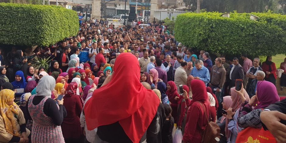 المصريون يتوافدون على ميادين القاهرة للاحتفال بفوز السيسي 
