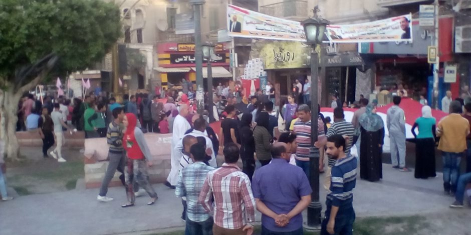 تجمع المواطنين فى ميدان بالاس للاحتفال بفوز الرئيسي السيسي 