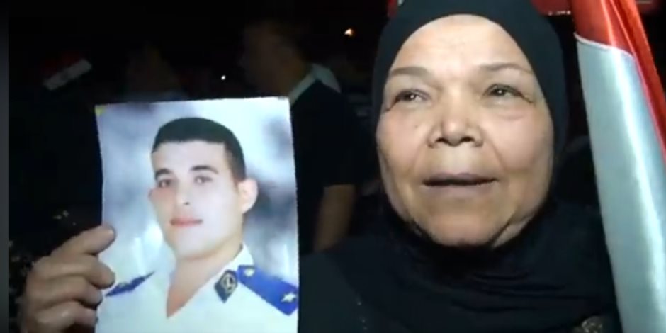 والدة الشهيد ضياء فتحي لـ«السيسي»: أكمل مسيرة التصدي للإرهاب (فيديو)