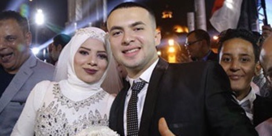 الفرحة فرحتين.. عروسان يشاركان في الاحتفال بفوز السيسي في جامعة القاهرة