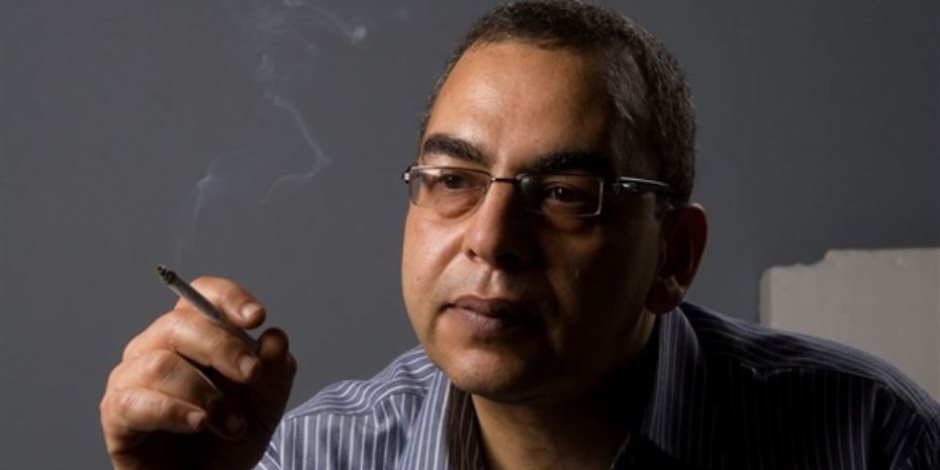 أستاذ بجامعة عين شمس يكشف سبب وفاة الكاتب أحمد خالد توفيق