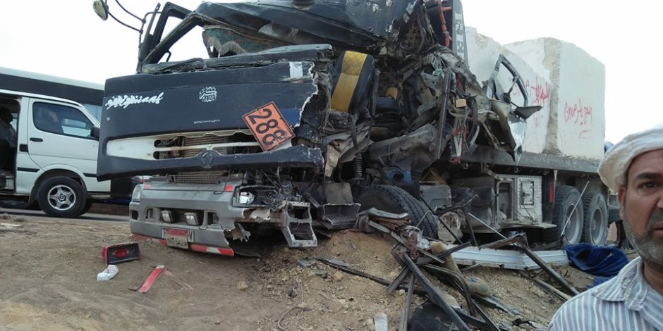 مصرع 5 وإصابة 9 أشخاص في حادث تصادم سيارة نقل بأتوبيس على طريق القطامية (صور)