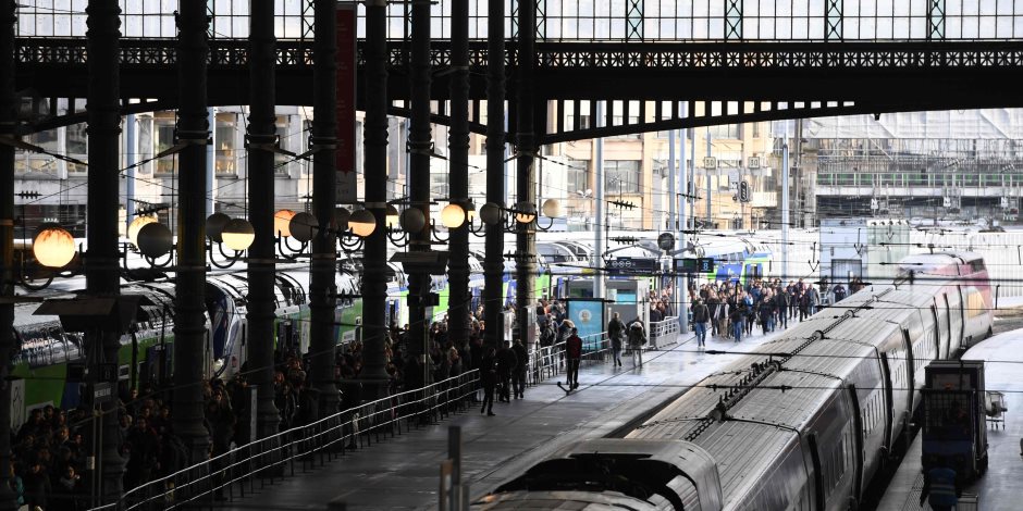 عودة حركة القطارات فى فرنسا بعد توقفها بسبب الإضراب ضد ماكرون (صور)