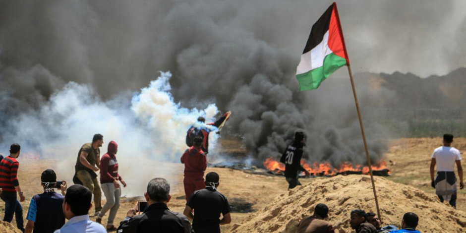 متظاهرون فلسطينيون يستخدمون أقنعة بدائية للحماية من قنابل الغاز الإسرائيلية