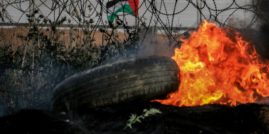 فلسطينيون يلقون زجاجات حارقة تجاه قوات الاحتلال شرق غزة