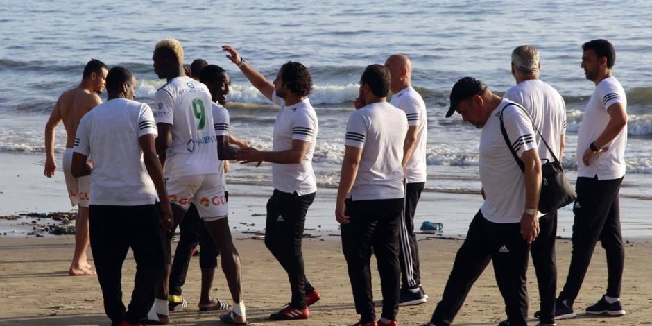 على شاطئ المحيط الأطلنطي..لاعبو المصري يمارسون السباحة والاستشفاء (صور)