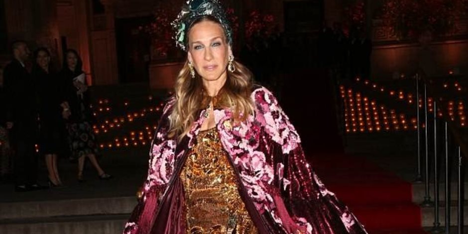سارة جيسيكا باركر تسرق الأضواء على السجادة الحمراء لـ«Dolce & Gabbana» في نيويورك (صور)