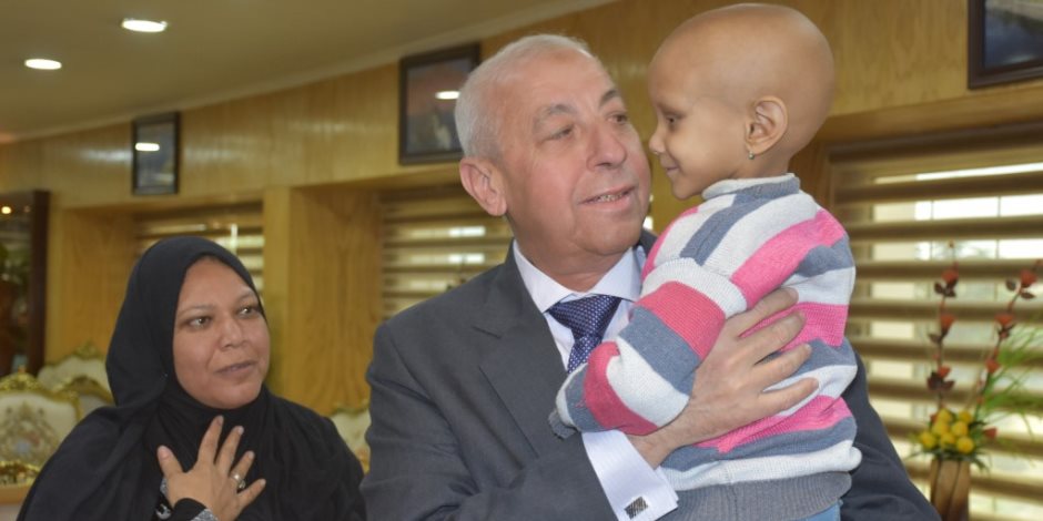 محافظ أسوان يتحمل تكاليف علاج طفلة بمستشفى 57357 (صور)
