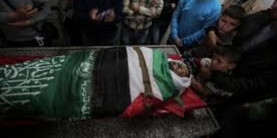 آلاف الفلسطينيين يشيعون جثمان الشهيد مروان قديح