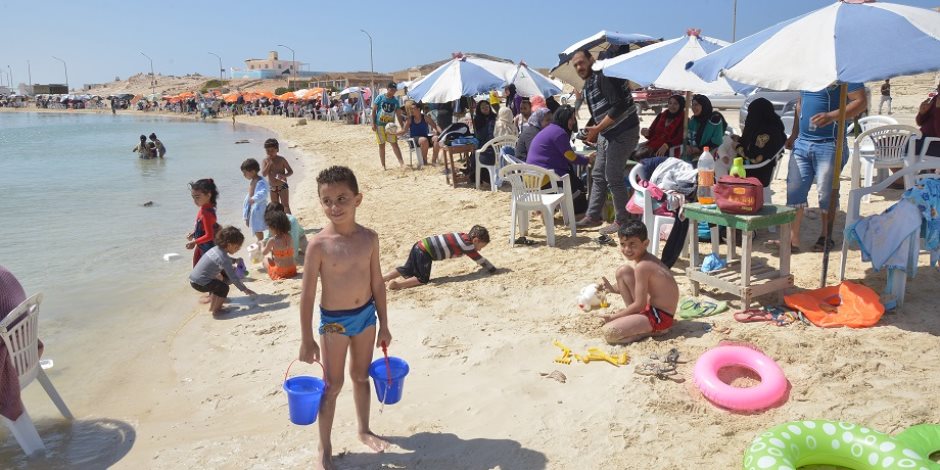 الشواطئ الساحلية تسقبل المواطنين في ثاني أيام عيد الفطر
