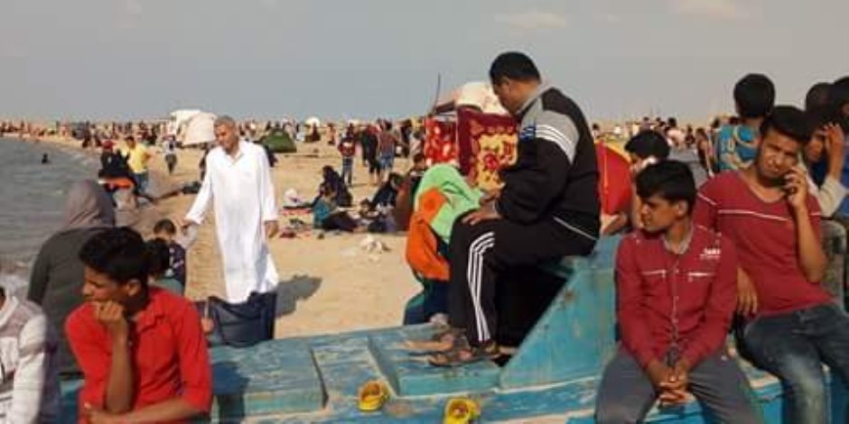 أهالي سيناء يحتفلون بشم النسيم على شواطئ العريش وبئر العبد (صور)