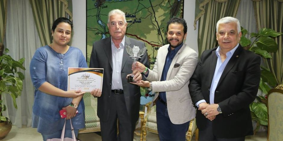 إدارة مهرجان شرم الشيخ الدولي للمسرح الشبابي تكرم محافظ جنوب سيناء