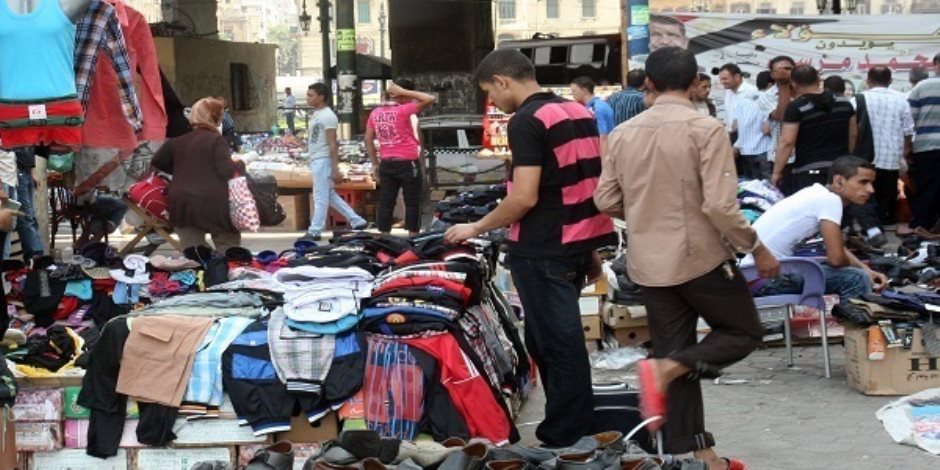 رئيس حي المطرية يفاجئ باعة سوق الخميس.. ويؤكد: إنشاء سور فاصل لمنع تواجدهم بمحيط المستشفى 