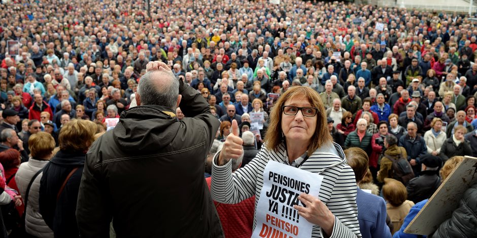 آلاف المتقاعدين في إسبانيا يحتجون للمطالبة بمعاشات عادلة (صور)