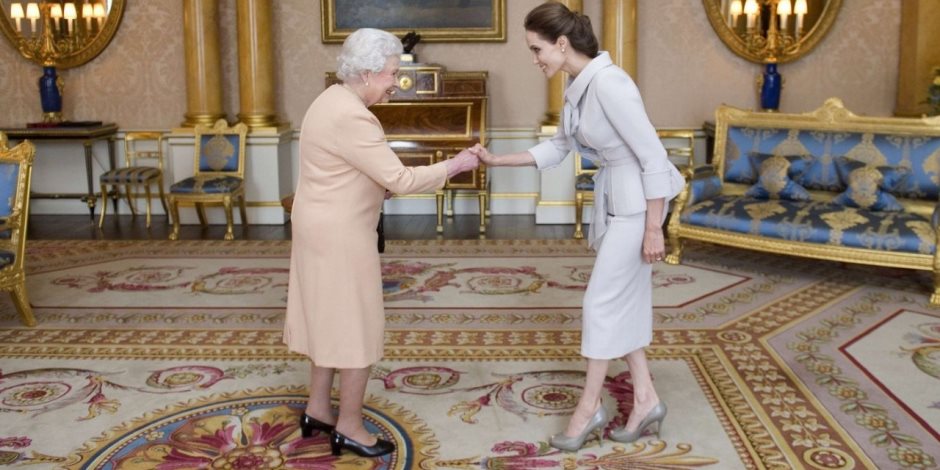 ما الدروس المستفادة من لقاء أنجلينا جولي والملكة إليزابيث؟ (صور وفيديو)