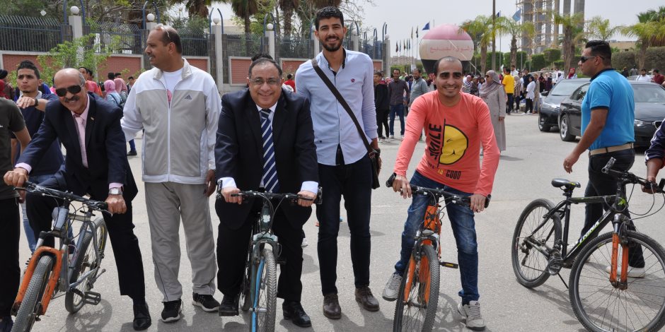 شاهد.. رئيس جامعة حلوان على عجلة (صور)