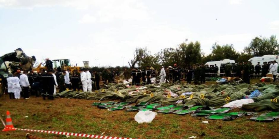 الحماية المدنية الجزائرية تنتشل جثث ركاب الطائرة المنكوبة (صور)
