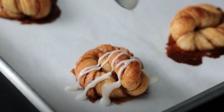 تعلمى طريقة عمل السينابون من عجينة البيتزا فى خطوات سهلة